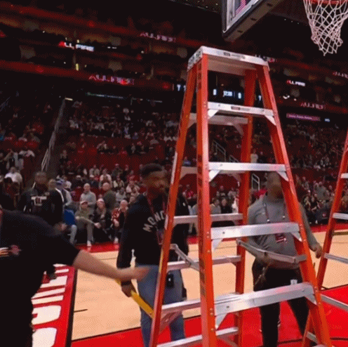 开云体育-文班赛前热身扣坏了篮筐，马刺全队提前回更衣室了