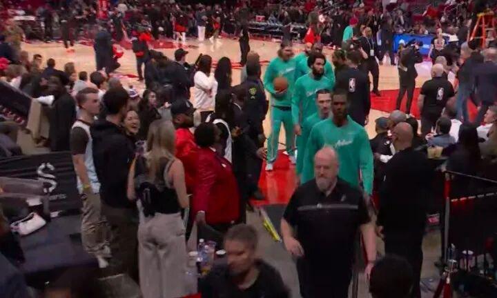 开云体育-文班赛前热身扣坏了篮筐，马刺全队提前回更衣室了