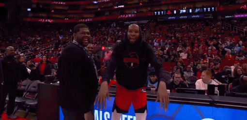 开云体育-文班赛前热身扣坏了篮筐，马刺全队提前回更衣室了