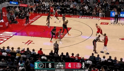 开云体育-文班赛前热身扣坏了篮筐，马刺全队提前回更衣室了